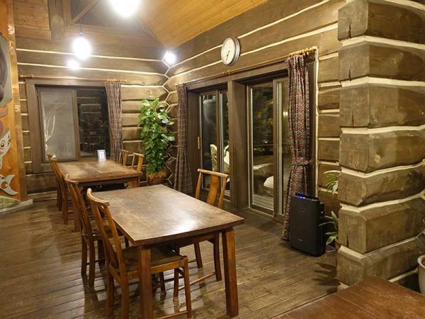 受付のほか、レストランが併設されているセンターハウス。バーベキューの道具をレンタルしたり、コーヒー豆や薪などを購入したりできる。手ぶらで訪れても必要な物は大抵ここで手に入る