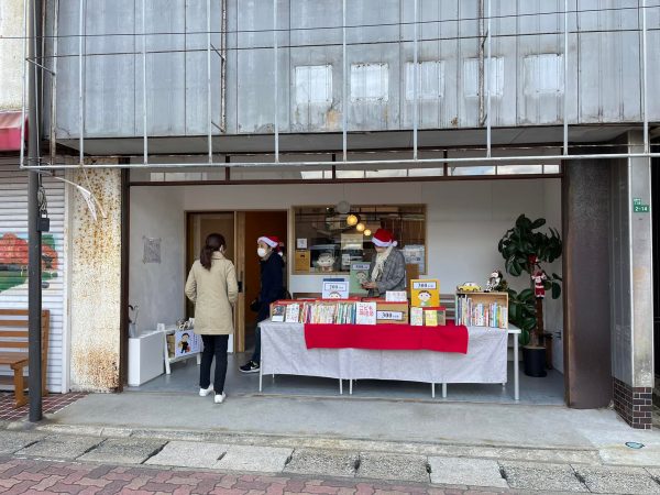 11月27日に開催された前原商店街全体のイベント「ヨリミチマルシェ」に定価均一古本市で参加。棚のオーナー有志が企画を立て、出品と運営を担ってくれた（写真提供：糸島の顔がみえる本屋さん）