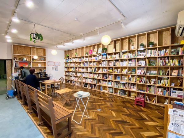 糸かお店内。古本ばかりではなく、新刊書を置く人もいる。新刊は原則として定価販売だ