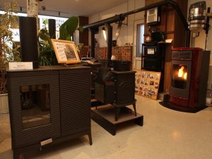 憧れの「薪ストーブ」。煙突のことや、コスト計算、年に1度のメンテナンスなど