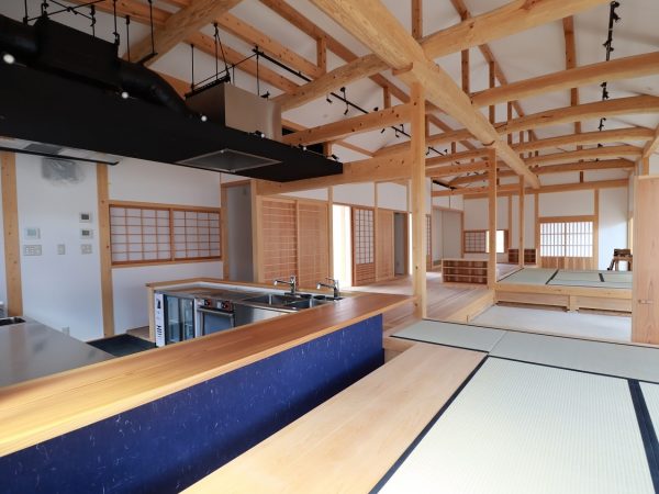 県庁の正面入口となる「長屋門」