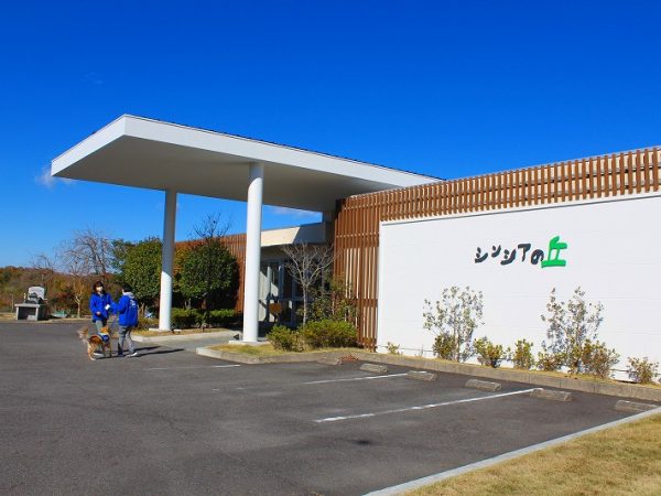 「シンシアの丘」が立つのは愛・地球博記念公園（モリコロパーク）の近く。自然豊かで、高速道路のICも近い恵まれた環境