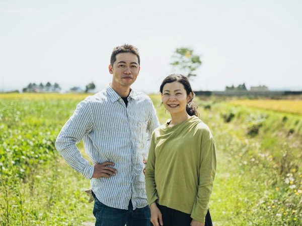 専門家として農作業にのめり込む寿彰さん（左）と、畑作業以外も含めた経営全般を管理する江美さん