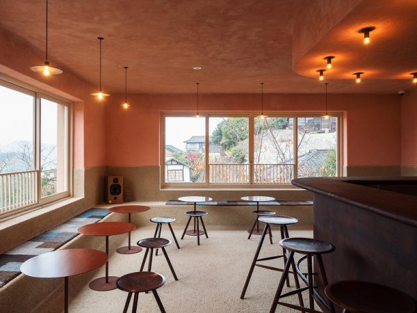 ダイニングルーム。木陰のような深い緑色の壁、漆喰の壁際に設えられた席が特徴的。ランチ、ディナーは宿泊客でなくてもいただける　撮影/Tetsuya Ito