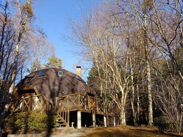 全17棟のうち好きなタイムシェア棟を選ぶことができる。取材時に利用したのはドームハウス（定員7名）。丸い天井と三角窓が特徴的な直径およそ約10mのドーム形状