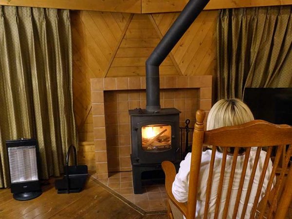 全17棟のうち好きなタイムシェア棟を選ぶことができる。取材時に利用したのはドームハウス（定員7名）。丸い天井と三角窓が特徴的な直径およそ約10mのドーム形状