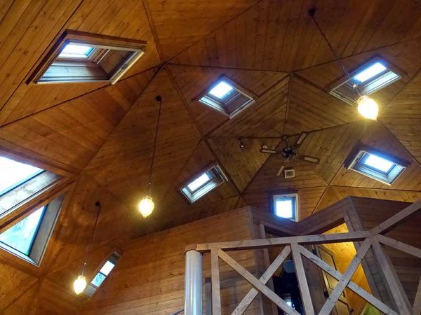 全17棟のうち好きなタイムシェア棟を選ぶことができる。取材時に利用したのはドームハウス（定員7名）。丸い天井と三角窓が特徴的な直径およそ約10mのドーム形状