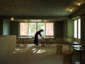 ダイニングルーム。木陰のような深い緑色の壁、漆喰の壁際に設えられた席が特徴的。ランチ、ディナーは宿泊客でなくてもいただける　撮影/Tetsuya Ito
