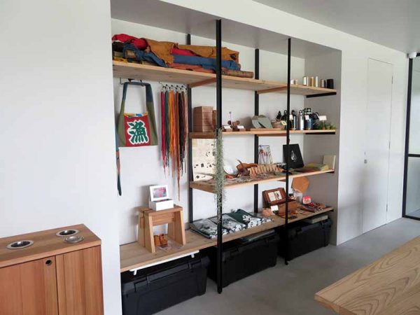 作り手自身が仕留めた鹿の革で小物製品をつくる「のんき」のスペース。ディスプレイだけでなく、ここで時折制作作業も行っている