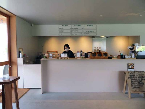 カフェは石巻でホップや野菜を育てるイシノマキ・ファームによる「I-HOP　CAFE」。コーヒーやクラフトビール「巻風エール」などを供する