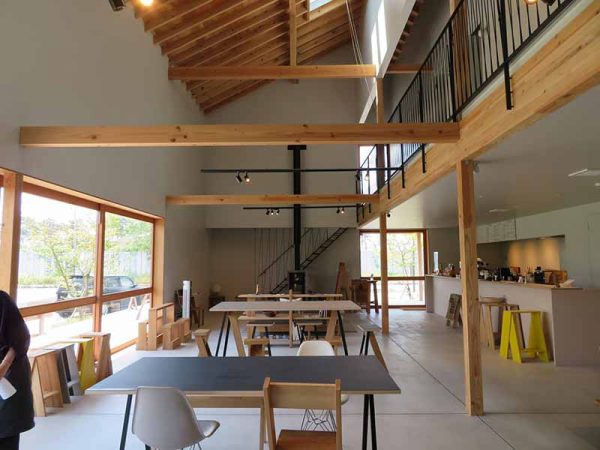 石巻ホームベースの外観。幹線道路沿いにあり、シンプルながら目立つ外観（写真／特記以外、介川亜紀）