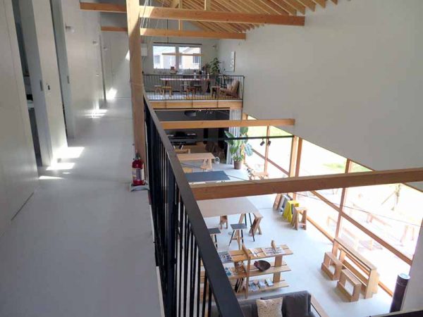 キャットウォークから施設全体を見渡す。使用しているのはすべて石巻工房の家具