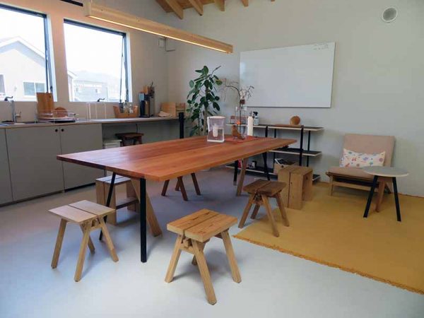 キャットウォークから施設全体を見渡す。使用しているのはすべて石巻工房の家具