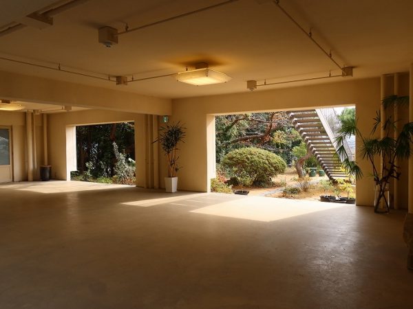 LOG入り口。上って来た道を振り返ると向こうに海。ドラマチックな場所である