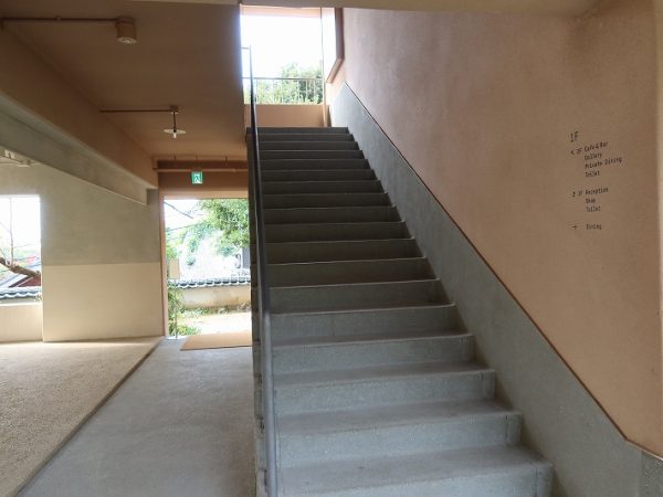 これほど左官仕上げが表に出ている建物も少ないのではと小林氏。話を聞いた後で見ると、細部の手間のかかる丸みにかけた職人さんの心意気が感じられるような気がした