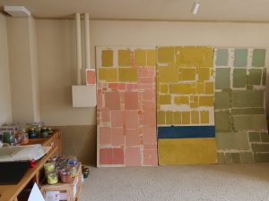 宿泊者専用の、2階のギャラリーに展示されている外壁の試行錯誤の様子。さまざまな色を試し、その場所に合った色を選んでいったという