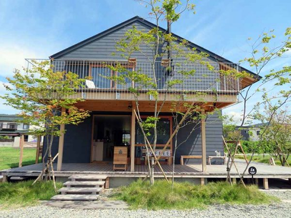 施設を正面から見る。2階のバルコニーからは道路の向こうに公園と堤防、海が見える