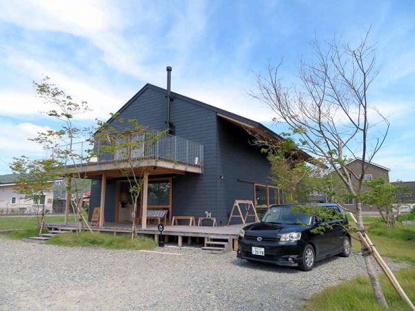 石巻ホームベースの外観。幹線道路沿いにあり、シンプルながら目立つ外観（写真／特記以外、介川亜紀）