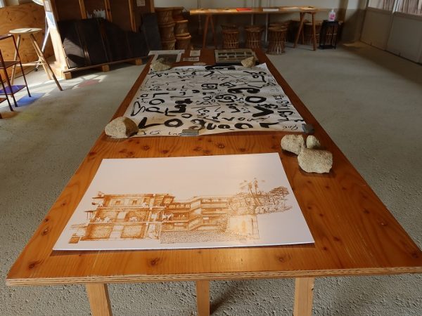 ２ベッドルームの、4人で泊まれる部屋。窓辺には縁側的なスペースがある　撮影/Tetsuya Ito