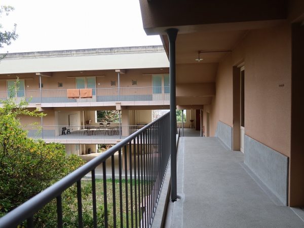 宿泊者専用の、2階のギャラリーに展示されている外壁の試行錯誤の様子。さまざまな色を試し、その場所に合った色を選んでいったという