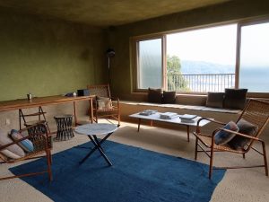 あえてモールガラスを入れたという3階角部屋にあるライブラリー。透明なガラスだとストレートに風景が見えるが、ぼんやりと見えるようにすることで想像する余地が生まれるという。家具はスタジオ・ムンバイのもの