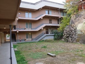 もともとは管理棟が立っていた中庭。解体した建物の瓦、壁材などを再生時に利用、あちこちに使っている