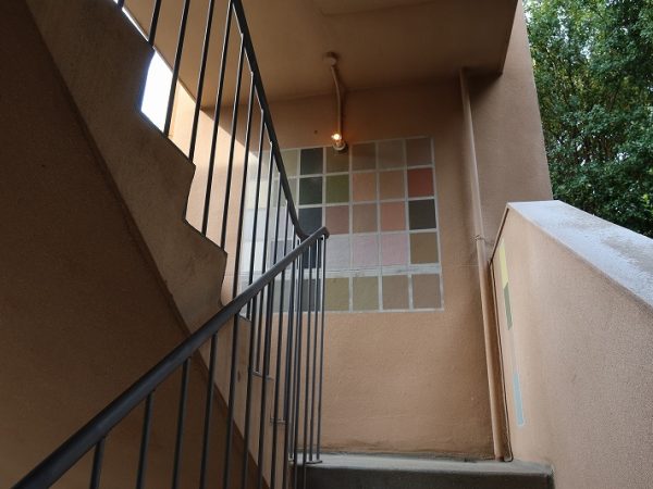 宿泊者専用の、2階のギャラリーに展示されている外壁の試行錯誤の様子。さまざまな色を試し、その場所に合った色を選んでいったという