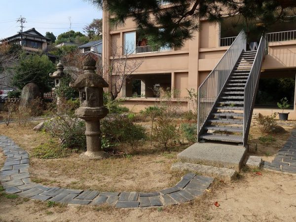 ダイニングルーム。木陰のような深い緑色の壁、漆喰の壁際に設えられた席が特徴的。ランチ、ディナーは宿泊客でなくてもいただける　撮影/Tetsuya Ito