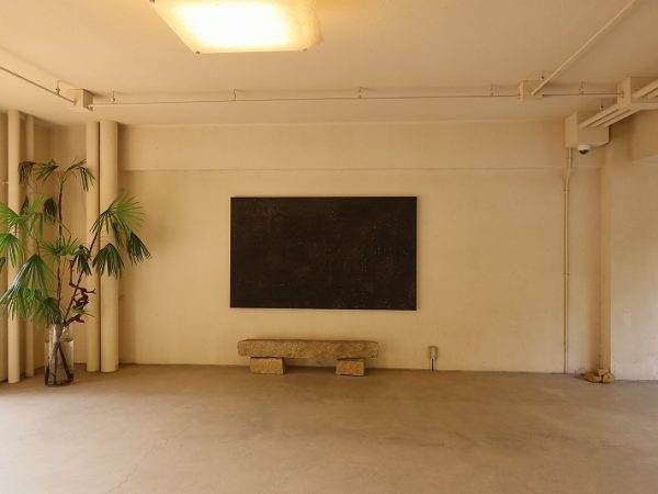 ２ベッドルームの、4人で泊まれる部屋。窓辺には縁側的なスペースがある　撮影/Tetsuya Ito