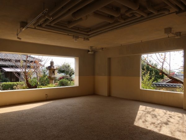 LOG入り口。上って来た道を振り返ると向こうに海。ドラマチックな場所である