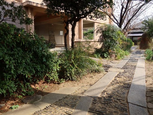 LOG入り口。上って来た道を振り返ると向こうに海。ドラマチックな場所である