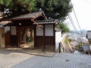 LOG入り口。上って来た道を振り返ると向こうに海。ドラマチックな場所である