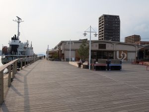 海運倉庫を利用した複合施設ONOMICHI Ｕ２ができたことで人の流れが変わり、日帰り観光地だった尾道に滞在する人が増えたという