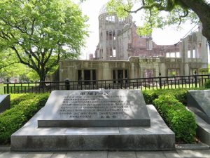 建物の背面の壁が緩くカーブしているのがお分かりいただけるだろうか、川の流れに沿ったものである