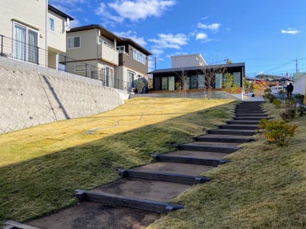 コミュニティハウスのテラスで。左から森川留衣さん、久保田伶玖さん、宮地梨乃さん。コンペに挑戦し、設計をやり遂げたことは、就職の際にも役立ったそうだ