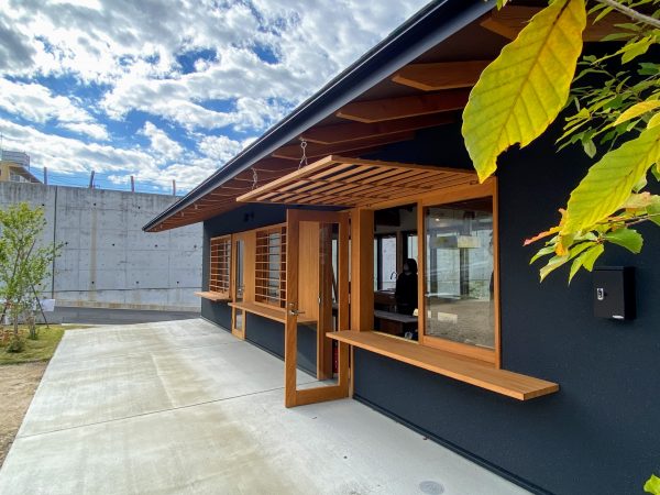 コミュニティハウスのテラスで。左から森川留衣さん、久保田伶玖さん、宮地梨乃さん。コンペに挑戦し、設計をやり遂げたことは、就職の際にも役立ったそうだ