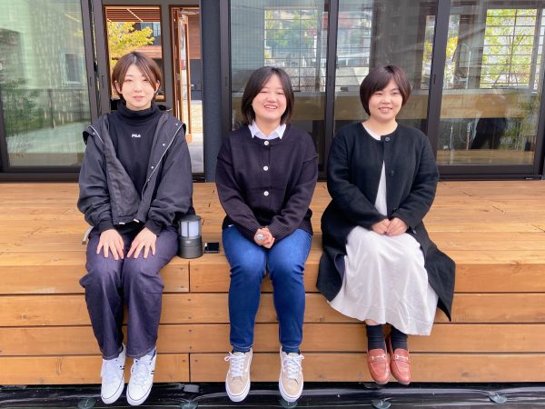 コミュニティハウスのテラスで。左から森川留衣さん、久保田伶玖さん、宮地梨乃さん。コンペに挑戦し、設計をやり遂げたことは、就職の際にも役立ったそうだ