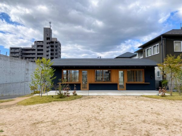 広場から見たコミュニティハウス外観
