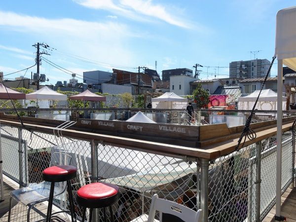 ひとつずつ異なる椅子が置かれているのは、中古品をリサイクルしているため