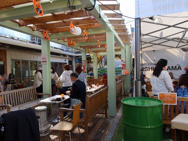 左側がコンテナ。コの字型にコンテナを並べ、中庭を作ってある