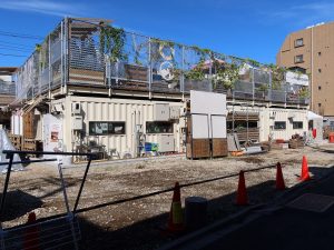 駅を背にクラフトビレッジ西小山を見たところ。コンテナを並べ、その上をオープンテラスにしている