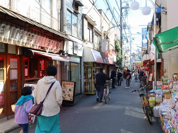 西小山駅前。駅があるのは品川区だが、写真左側、敷地を出たところからは目黒区