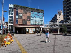 西小山駅前。駅があるのは品川区だが、写真左側、敷地を出たところからは目黒区