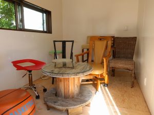 ひとつずつ異なる椅子が置かれているのは、中古品をリサイクルしているため