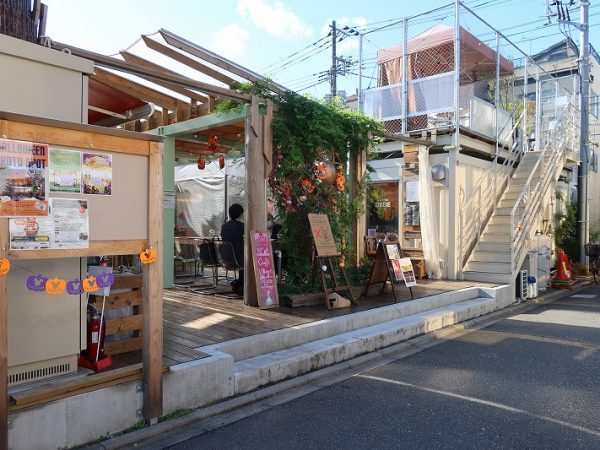 最初に訪れたのはハロウィンの前。右手の階段がテラス席に通じる