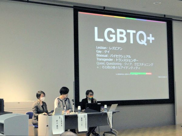 左：岸上 真巳さん（クレオ大阪子育て館館長）、中央：葛西 リサさん（追手門学院大学地域創造学部准教授）、右：村木 真紀さん（認定NPO法人虹色ダイバーシティ代表・理事長）画像提供：クレオ大阪子育て館