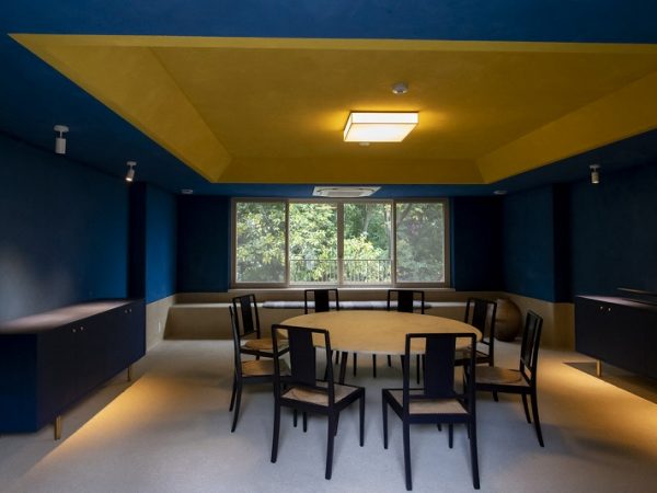 ダイニングルーム。木陰のような深い緑色の壁、漆喰の壁際に設えられた席が特徴的。ランチ、ディナーは宿泊客でなくてもいただける　撮影/Tetsuya Ito