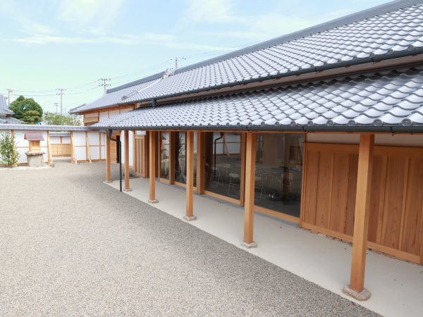 県庁の正面入口となる「長屋門」