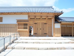 県庁の正面入口となる「長屋門」