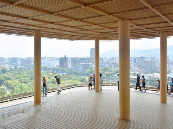 広島城方面を見ると必ず背後に見えるのがこの市営基町高層アパート